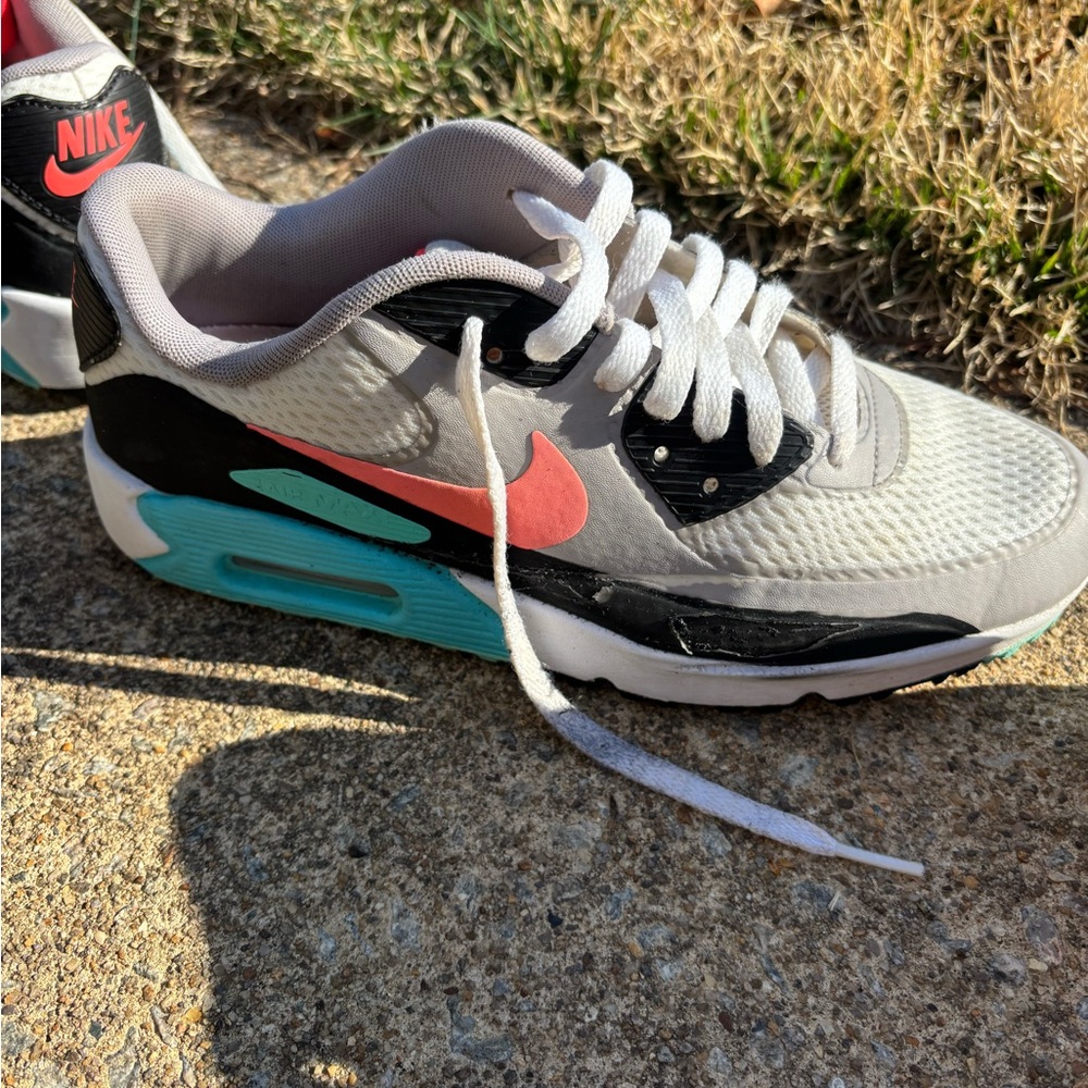 Nike Air Max Men’s Size 7.5 with coral swoosh and teal midsole